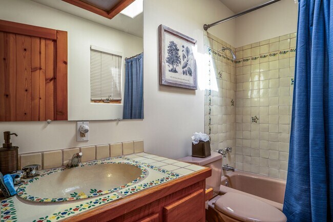 Building Photo - Northside Santa Fe Home