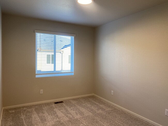 Building Photo - Beautiful 3 Bed/2.5 Bath Townhome with Att...