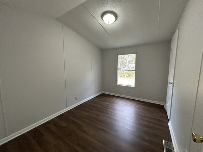 Building Photo - Mobile Home For Rent