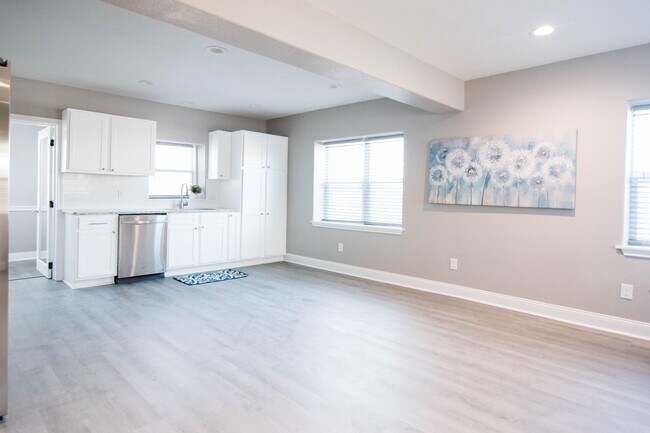 Building Photo - 305 W Sherman St