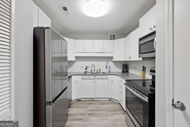 Building Photo - 3645 Peachtree Rd NE