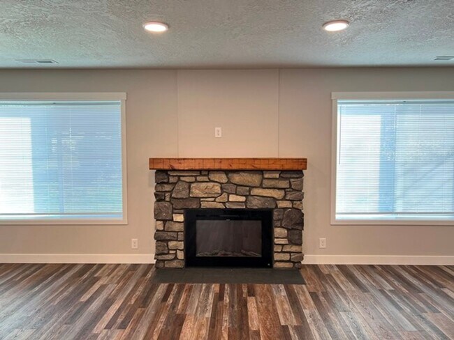 Building Photo - 3Bd/2Ba Two Story House - Available Now!