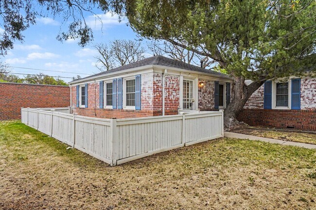 Building Photo - Charming Montclair Patio Home | 2 Bed | Private Yard