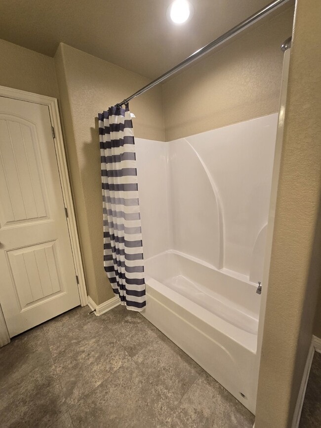 Building Photo - Spacious 3 Bedroom, 2 Bath Duplex for Rent...