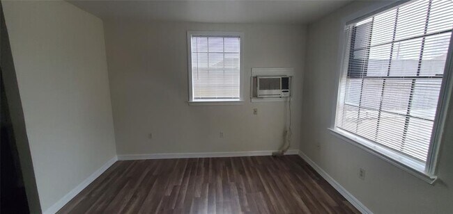 Building Photo - 215 Linwood St