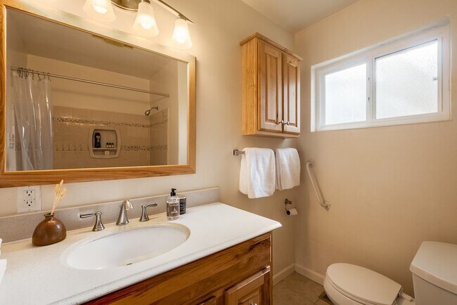 Building Photo - 3812 Calle Del Monte NE