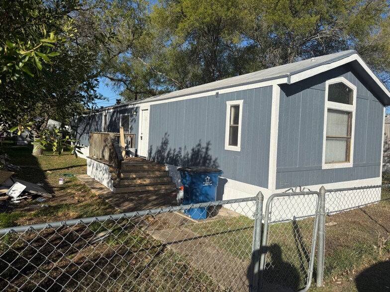 Building Photo - 11725 W Farm to Market 2790 S