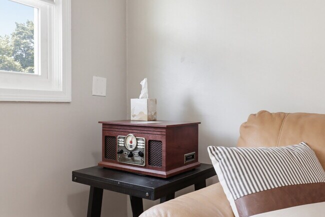 Building Photo - Furnished 10-Bedroom Single-Family Home in Buffalo