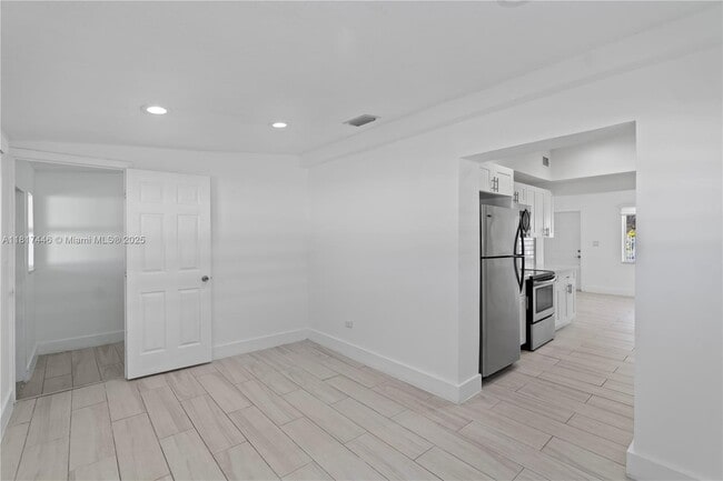 Building Photo - 641 E 44th St