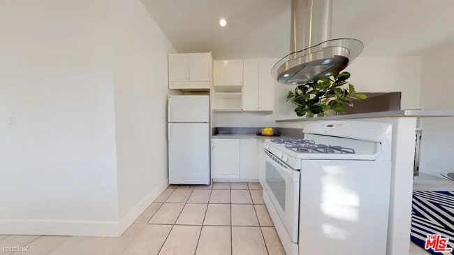 Building Photo - 245 S Swall Dr