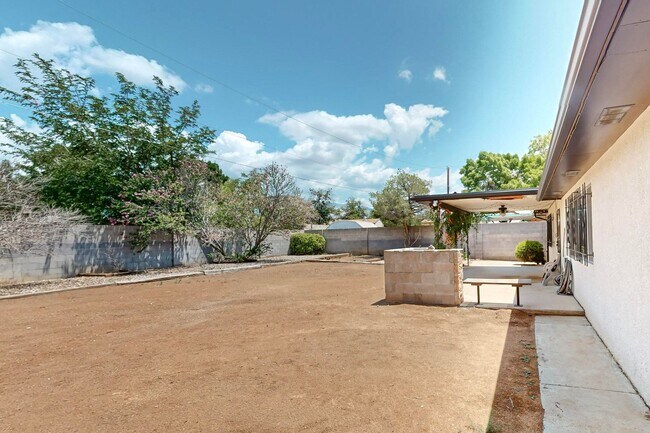Building Photo - NE Brick Ranch 3/Bd 2/Ba 2 Cg 1782/sf