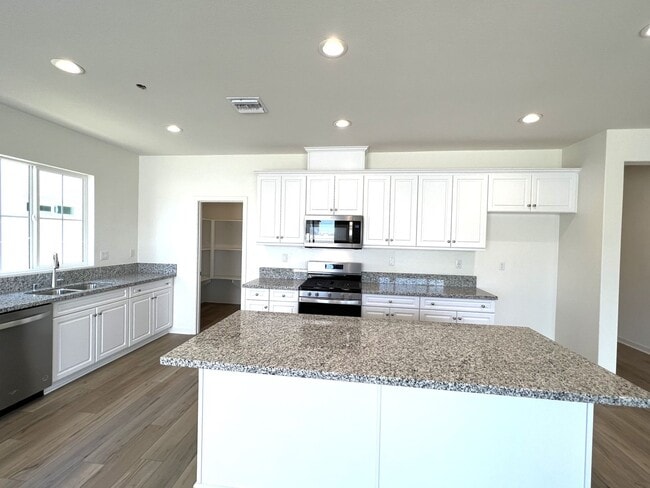 Building Photo - Beautiful Single Story 3 Bedrooms, 2 Bathr...
