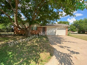 Building Photo - Charming 4 Bedroom 2 Bathroom Home on a Corner Lot in Fort Worth!
