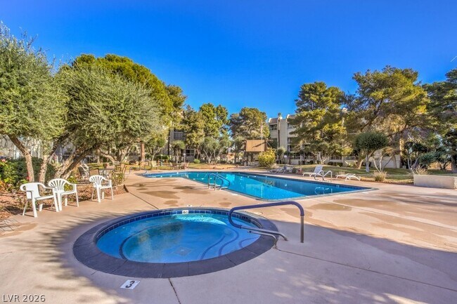 Building Photo - 725 N Royal Crest Cir
