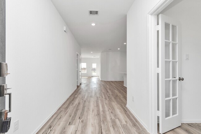 Building Photo - 2932 Cordova Hl Dr