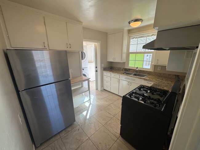 Building Photo - 2 bedroom | 1 bathroom | Tahoe Park single...
