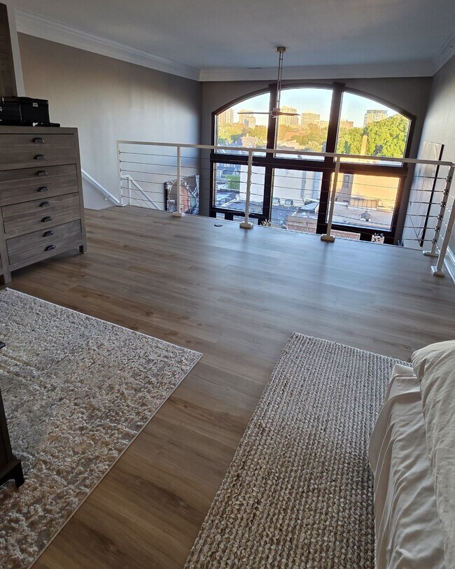 Building Photo - 1515 N Van Buren St