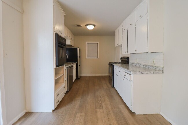 Building Photo - 3 BED 1 BATH! Schedule a tour today!