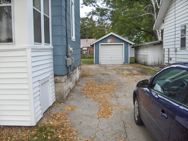 Building Photo - 826 W Elsie St