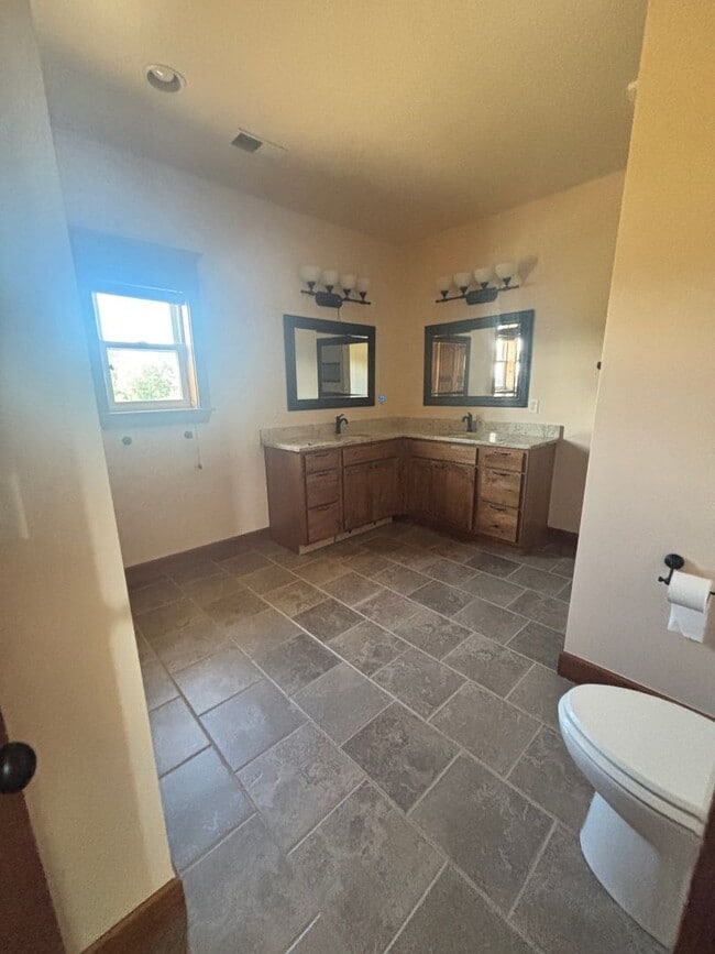 Building Photo - Beautiful 4B/3B home on acreage with mountain views