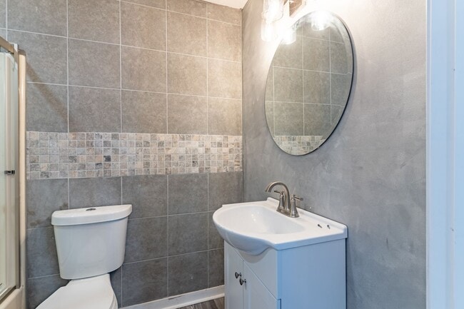 Building Photo - Renovated 3 bed/2 bath just minutes from Downtown!!