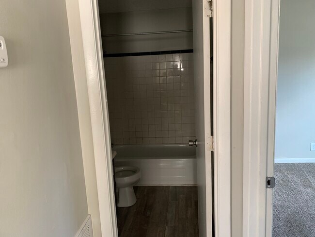 Building Photo - 105 Hill Rd