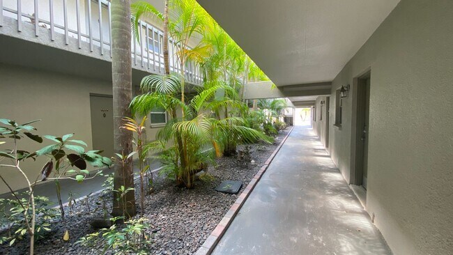 Building Photo - Charming 2/2 Seasonal Rental in Sarasota – Minutes from the Beach! Private Courtyard Included!!