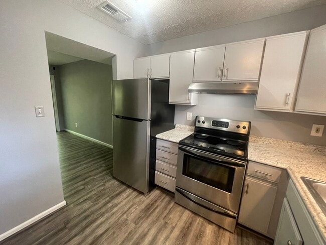 Building Photo - Forest Townhome