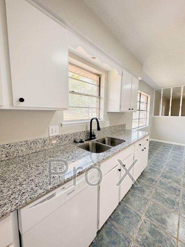 Building Photo - 2216 S Clover Dr