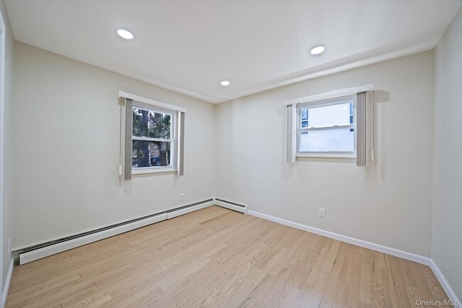 Building Photo - 45 Roslyn Rd