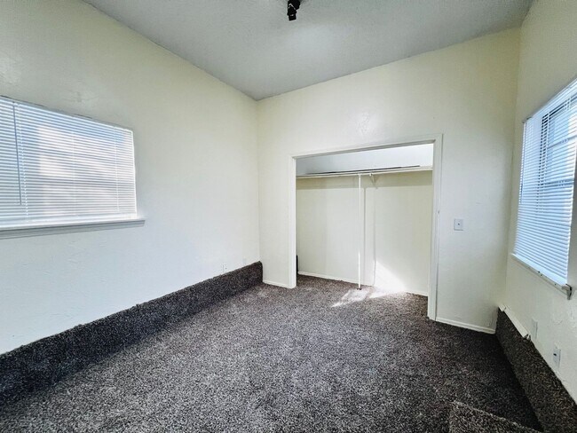 Building Photo - Cute 2BD 1BA Home w/ Bonus Room in Midwest...