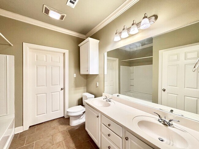 Building Photo - Three Bedroom Townhouse in Gated Community...