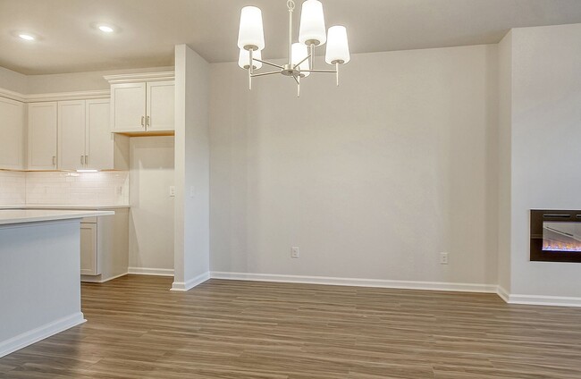 Building Photo - Gorgeous Town Home in Six Oaks