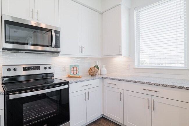 Building Photo - Live Rent-Free for 8 Weeks + Pocket a $500...