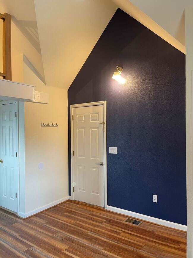 Building Photo - Cozy Studio Carriage House – All Utilities Included!