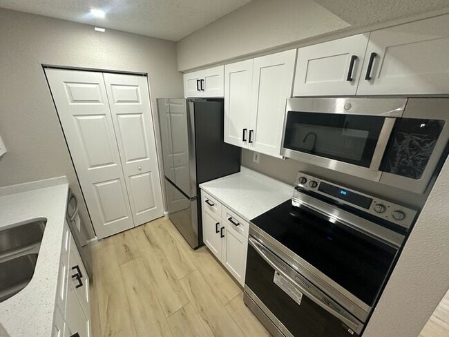 Building Photo - NEWLY renovated 2 bedroom/1 bath condo in Casselberry!!