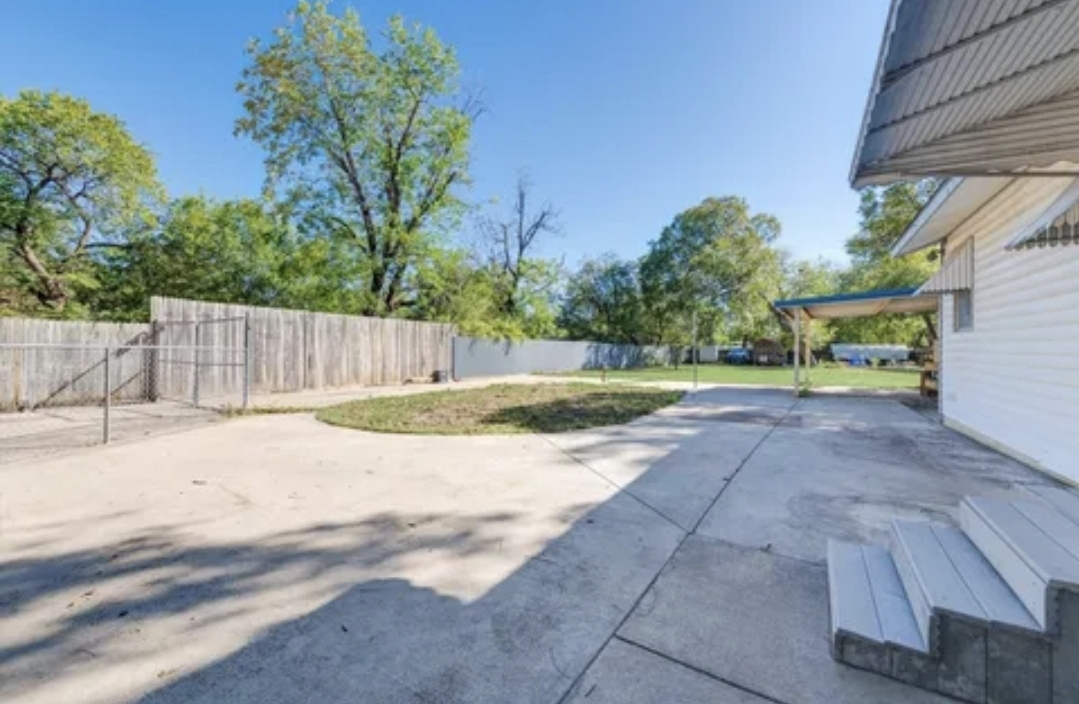 Large backyard with fully fenced yard - 4327 Ohio Garden Rd