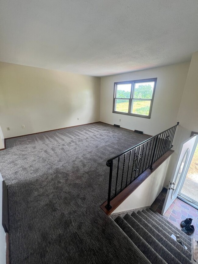 Building Photo - Southeast Erie 3 Bed with 2 Car Garage