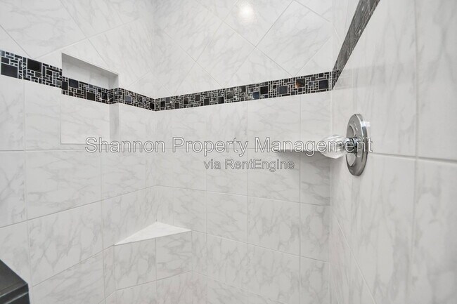 Building Photo - 15818 Sweetwater Creek Dr