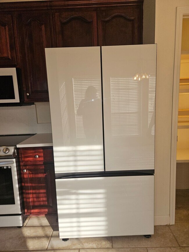 Building Photo - Stunning Executive Custom Built Home with Elite Appliances