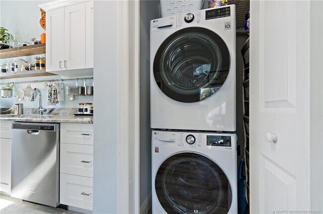 Building Photo - 310 SE Denver Ave