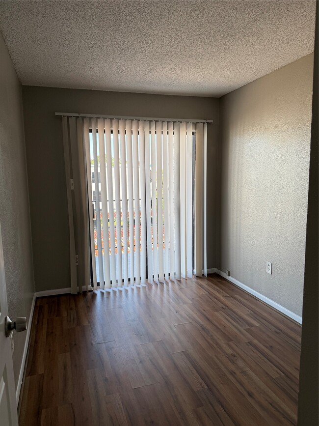 Building Photo - 2816 S Bartell Dr