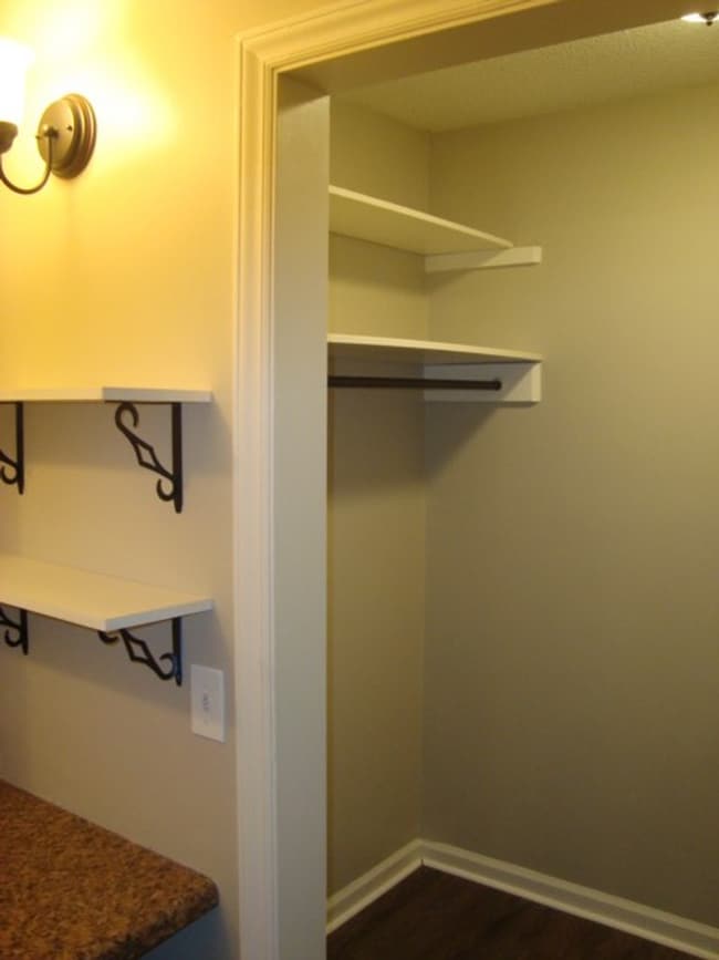 Building Photo - Renovated 4 bedroom available now to rent!