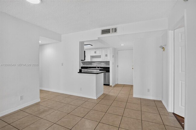 Building Photo - 220 Lakeview Dr