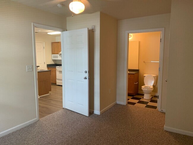 Building Photo - 100 Yellowstone Dr