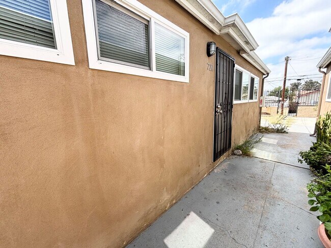 Primary Photo - *718-720 Raven Street