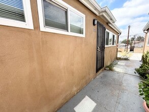 Building Photo - *718-720 Raven Street