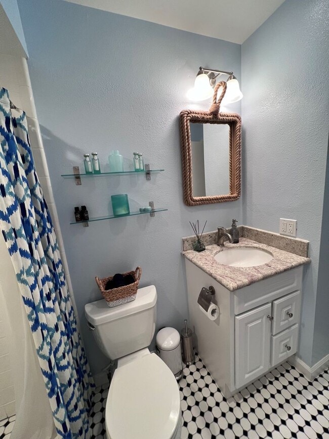 Building Photo - Fully-furnished Sleek 2-bedroom, 2-bathroo...