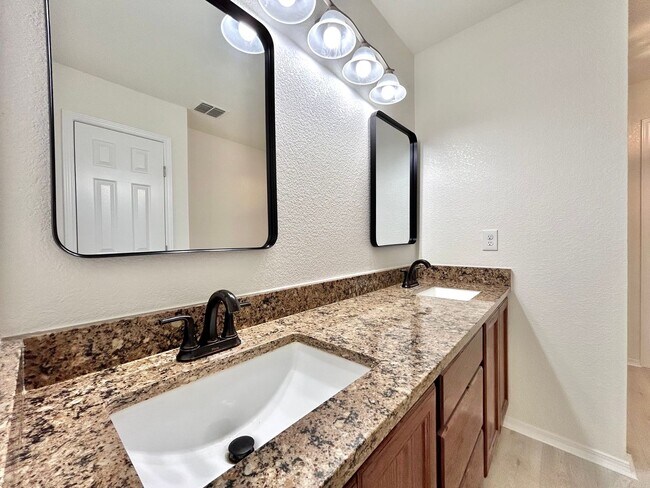 Building Photo - Beautiful 3/BR 2.5/BA Home with Modern Fin...