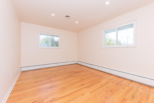 Building Photo - 1520 Traver Rd